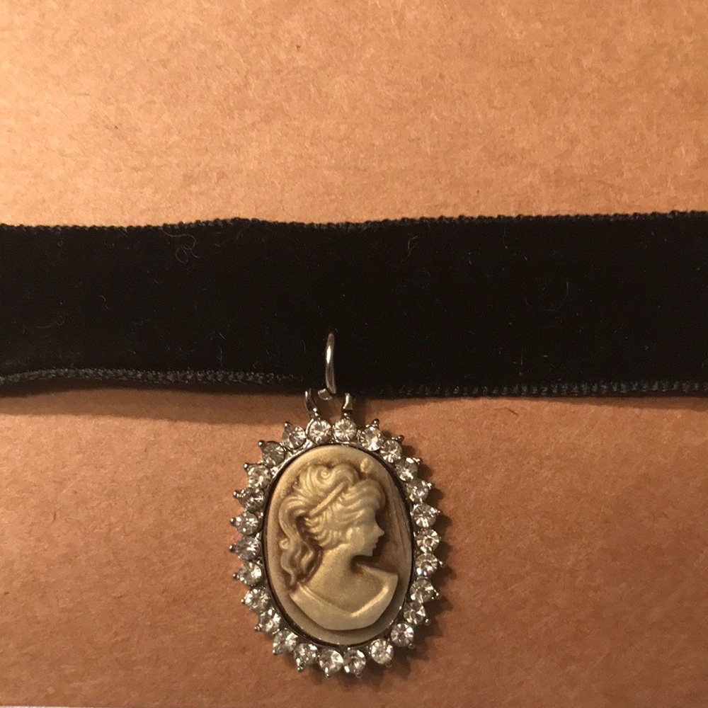 Black Velvet Choker w Cameo NWT!!